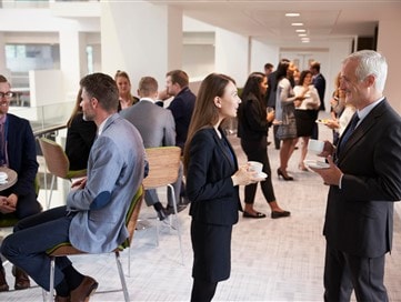 Estate e networking: il momento ideale per organizzare un evento aziendale 
