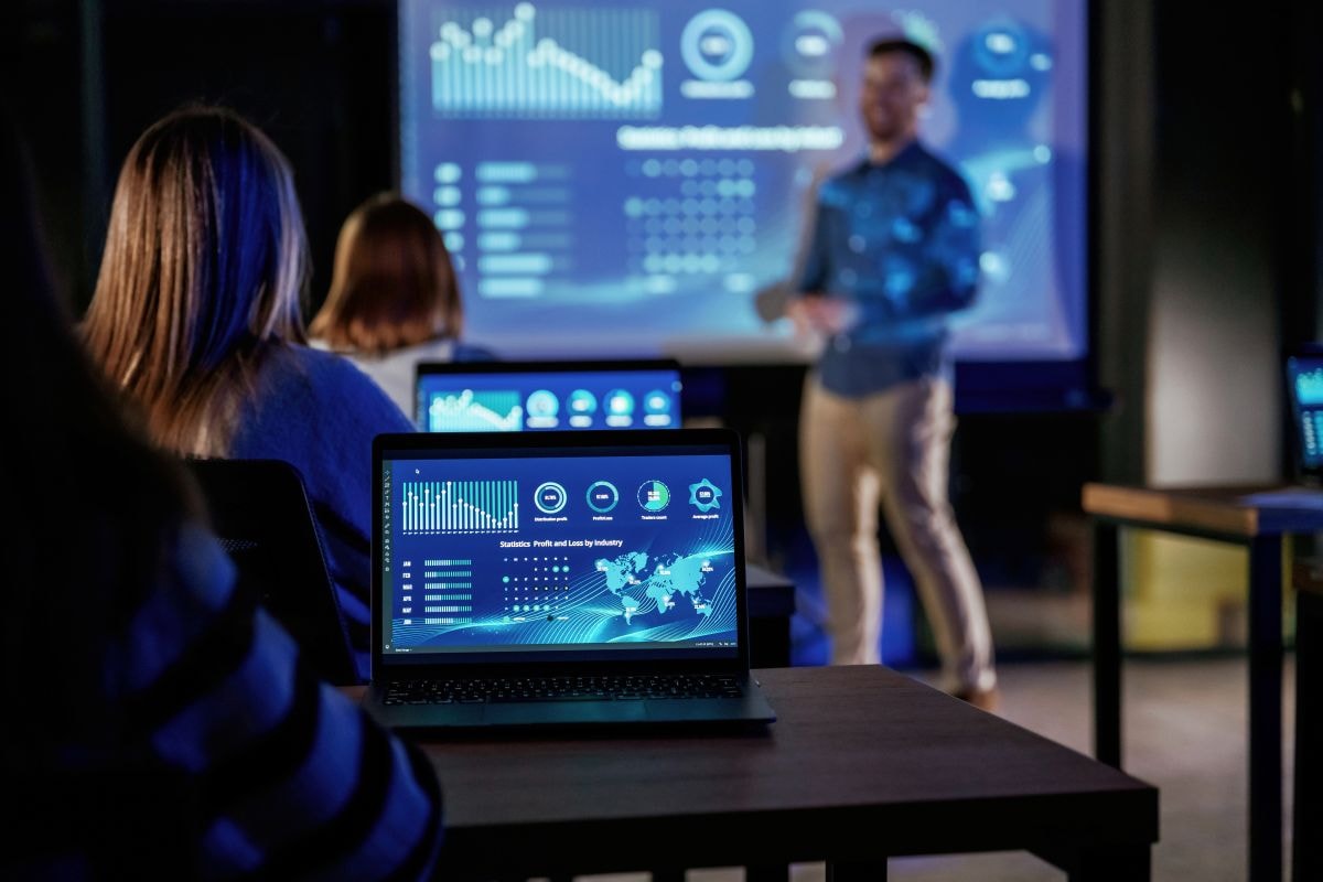 Trasformare i dati in vantaggio competitivo: il corso che ti guida passo passo verso l’integrazione dell’Intelligenza Artificiale in azienda 