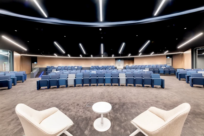 L'Auditorium di Servizi Confindustria Bergamo è la soluzione ideale per ospitare eventi di grande respiro, come conferenze, seminari e presentazioni aziendali.  Con una capienza fino a 250 persone, la sala offre un ambiente moderno e tecnologico, progettato per garantire un'esperienza unica sia per gli organizzatori che per i partecipanti.
